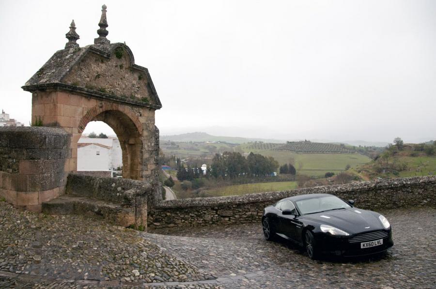  Aston Martin Virage 2011 года  (фото 16 из 55)